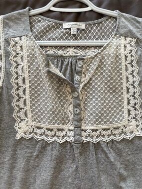 EUC Mystree Mod Cloth Grey Sleeveless Tee with Cream Lace Pleated Bodice Large